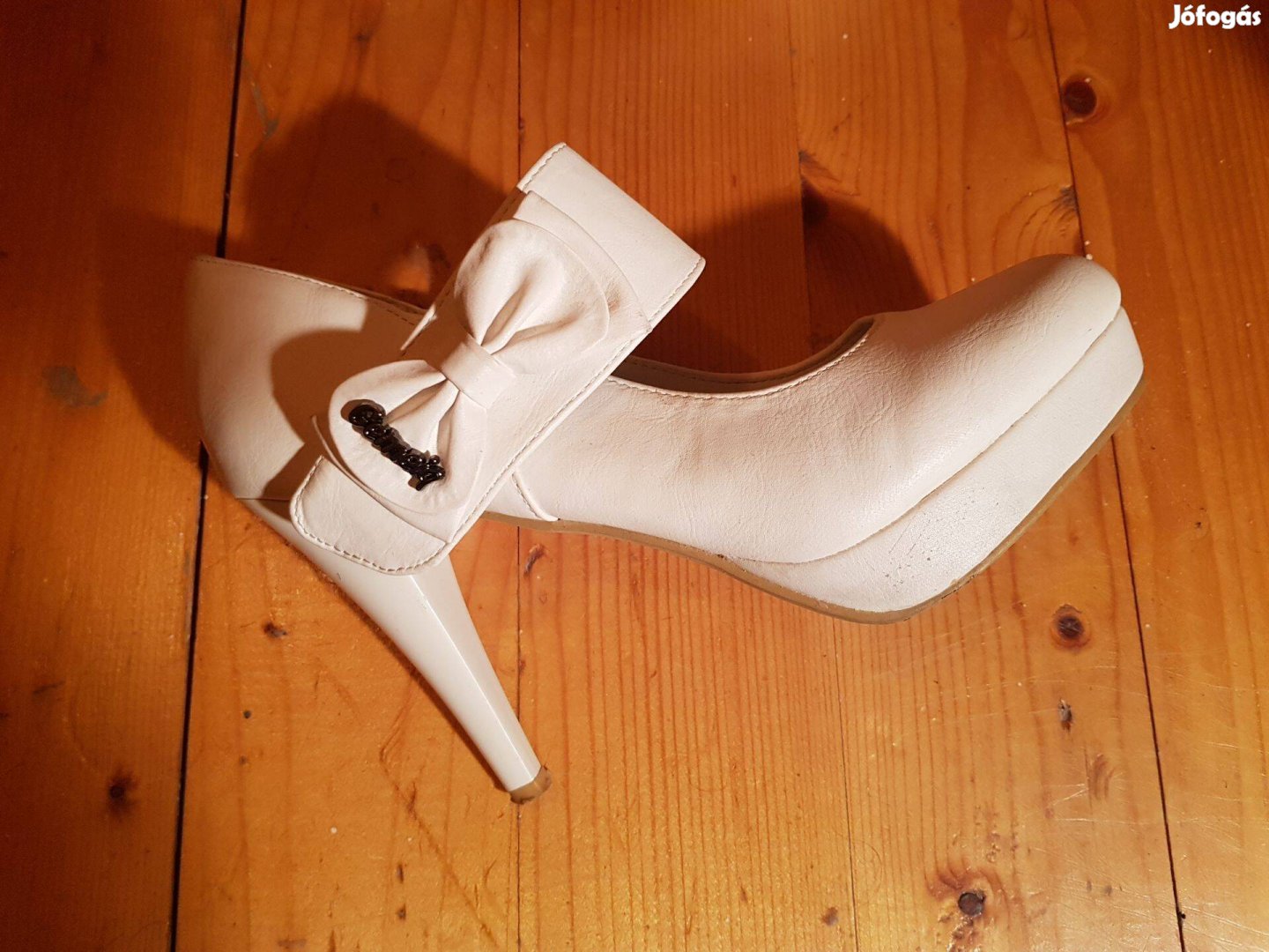 Igényes, fehér színű, elegáns női cipő (38-as méret)