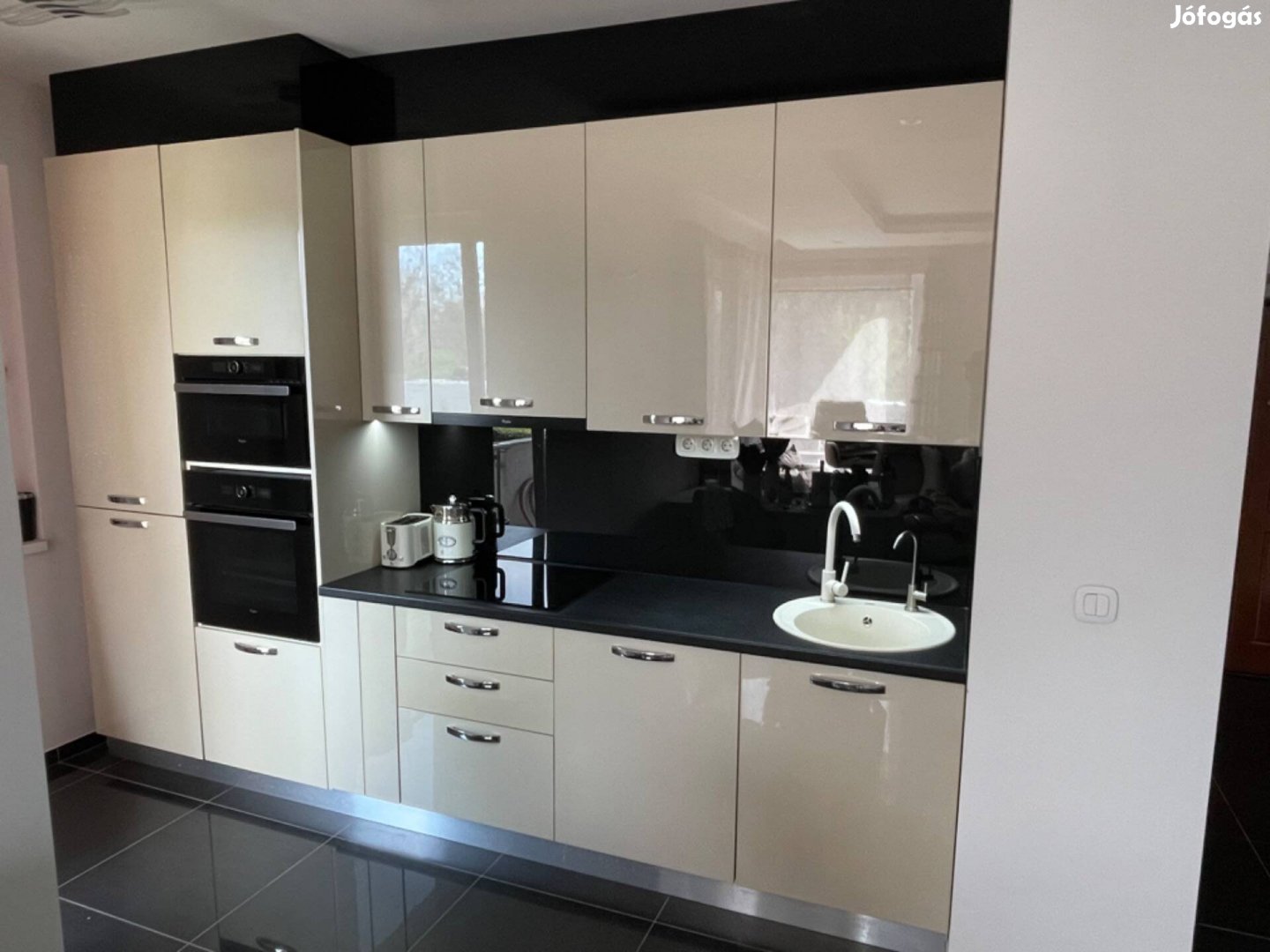 Igényes, modern konyhabútor eladó azonnal beépíthető