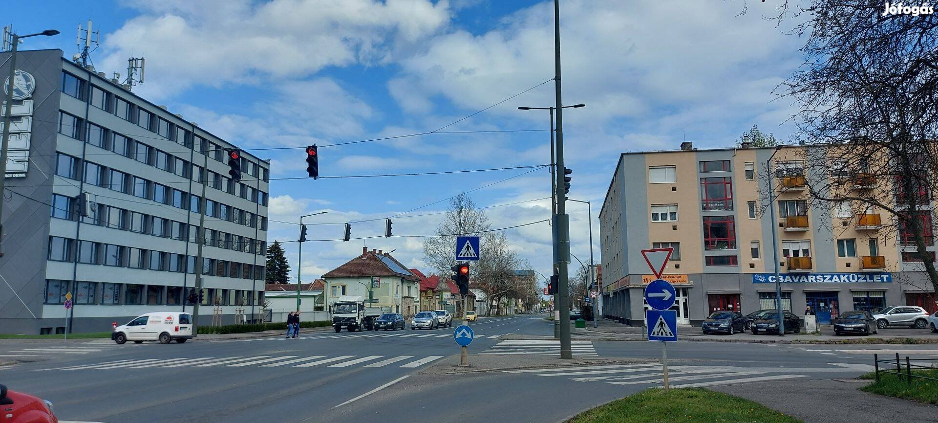 Igényes bútorozott garzonlakás a Hell székház mellett !