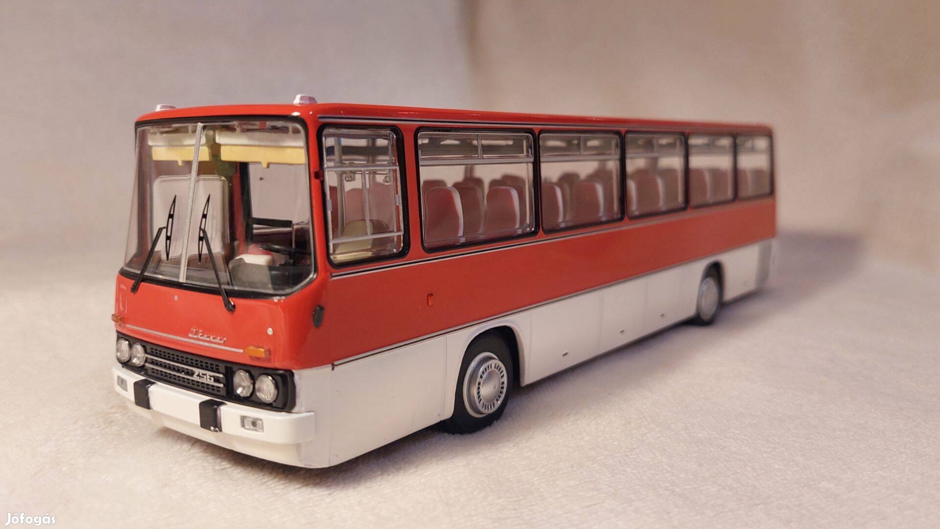 Ikarus 256 piros-fehér 1:43 modell Demprice