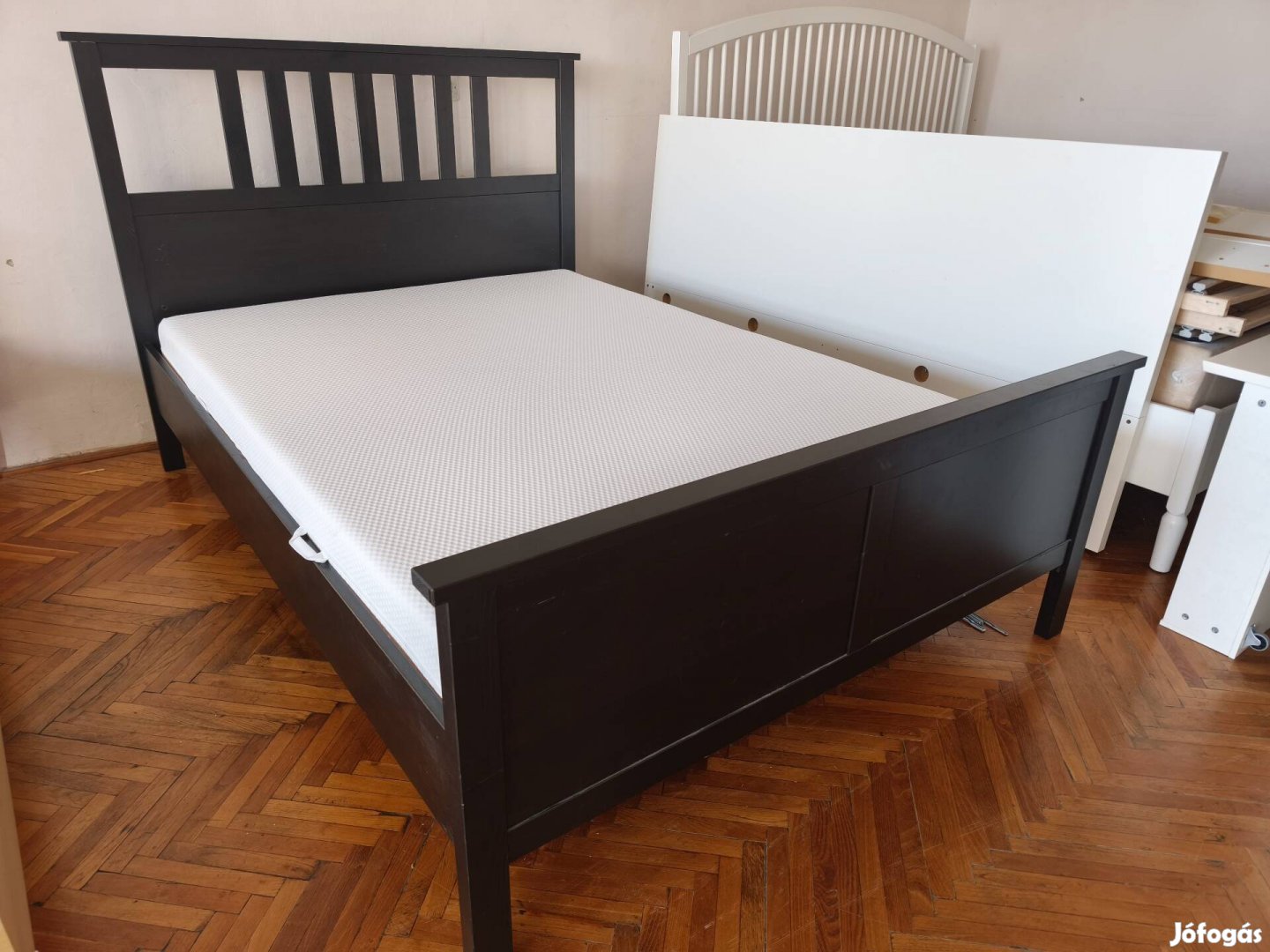 Ikea Hemnes fenyő fekete-barna színű 140200-as ágy