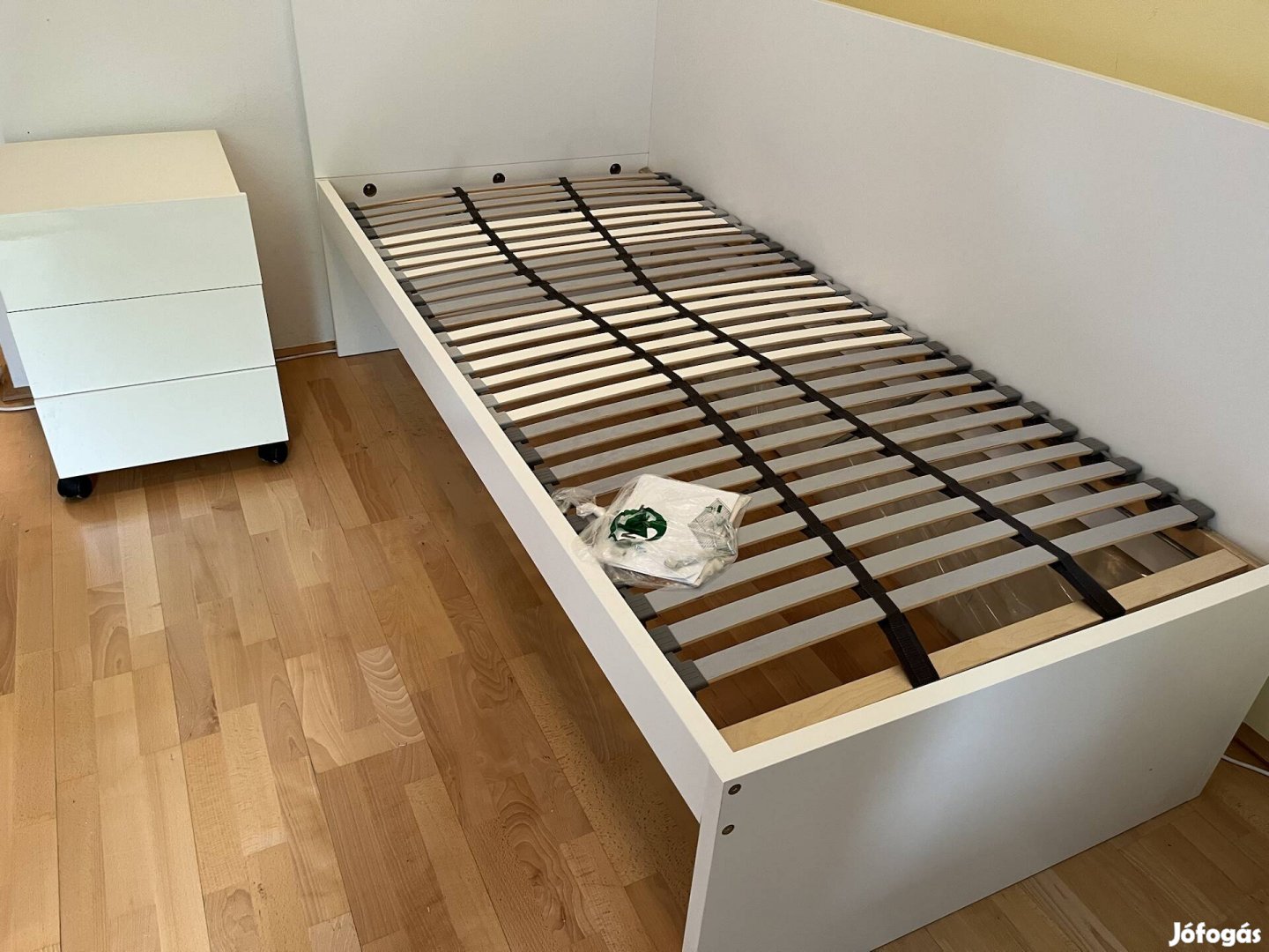 Ikea ágy éjjelivel