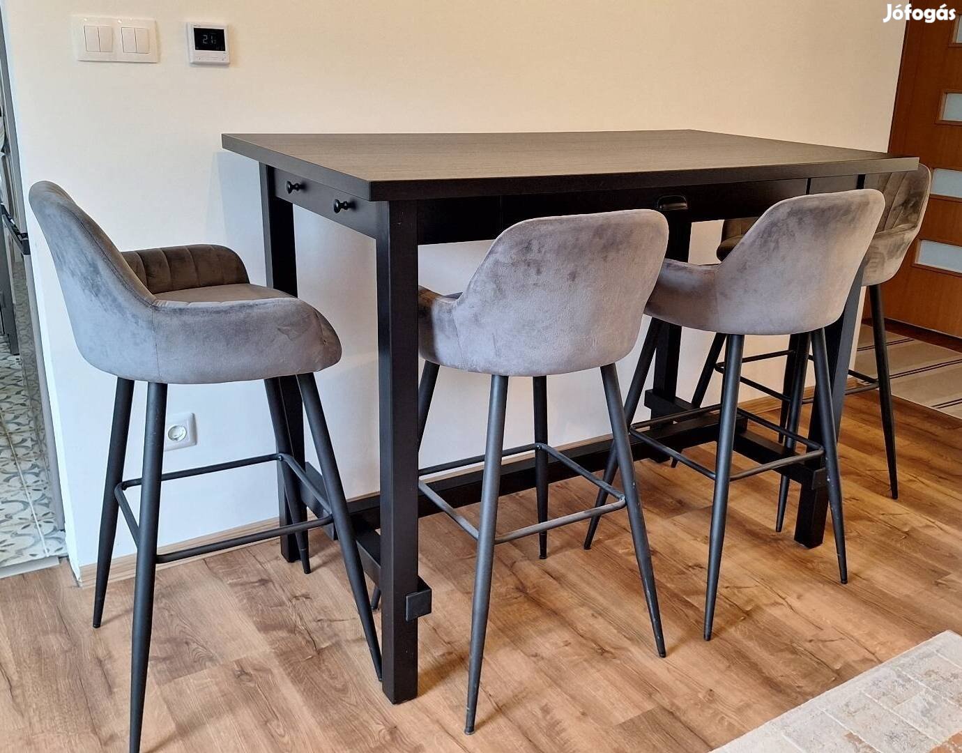 Ikea étkezőasztal bárszékekkel