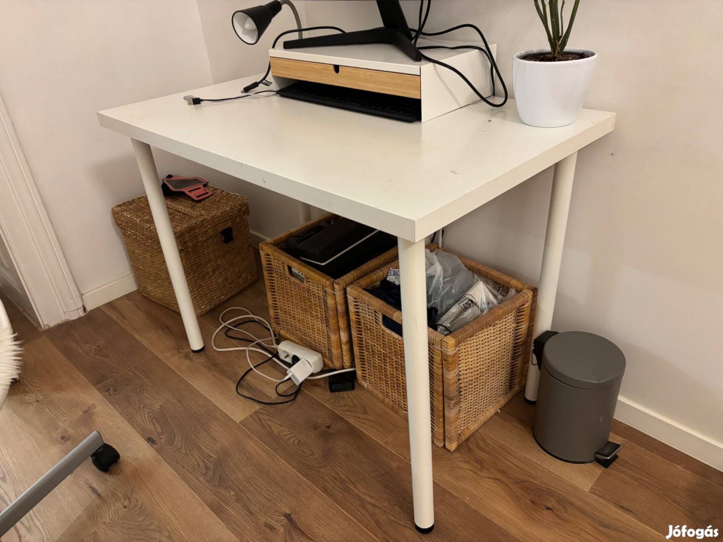 Ikea fehér asztal, 4 fehér asztallábbal