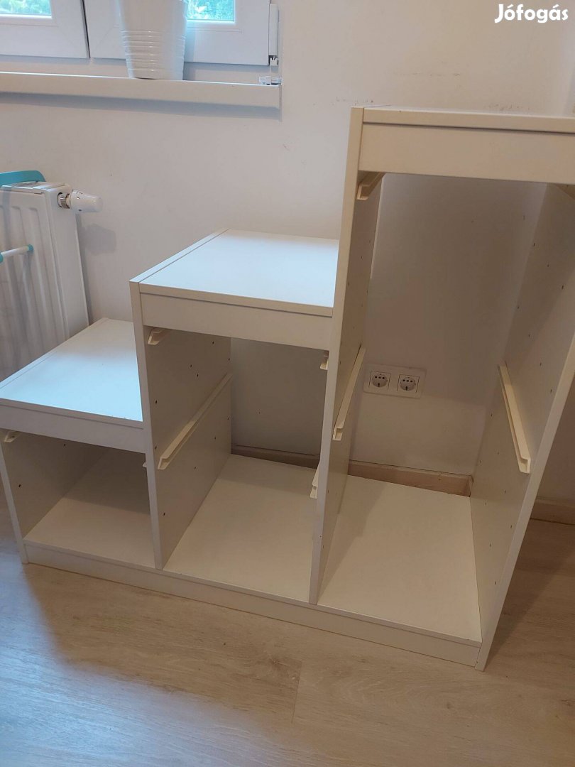 Ikea lépcsőzetes polc dobozokkal