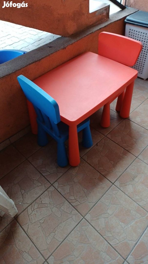 Ikea mammut asztal két székkel.