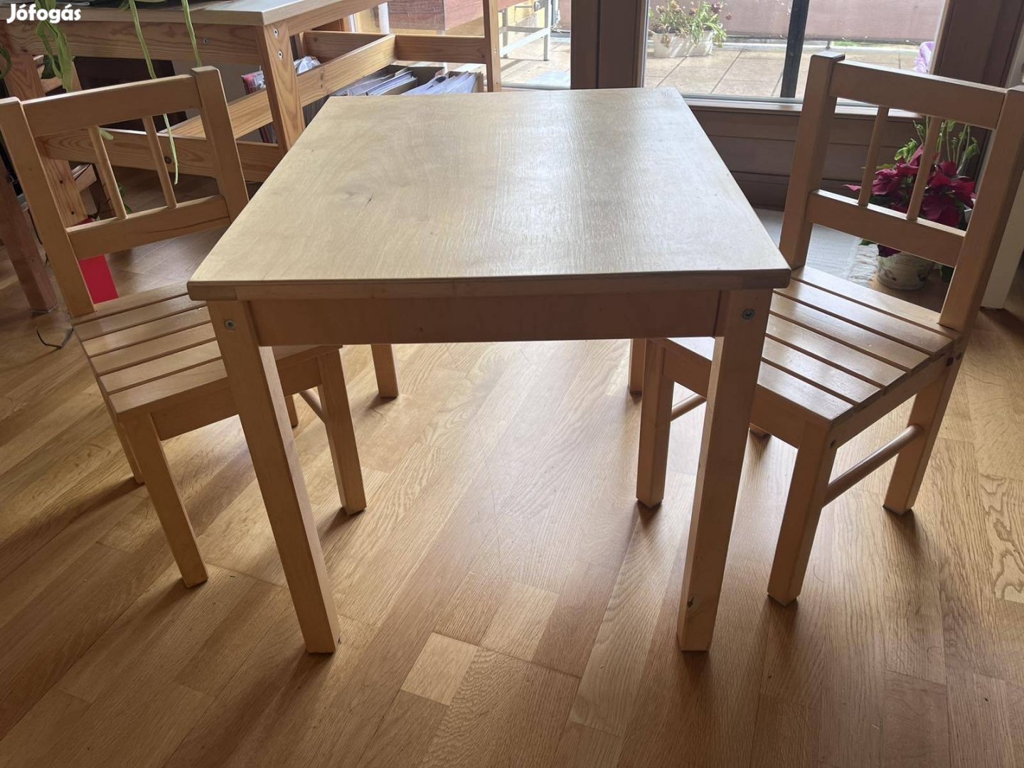 Ikea svala gyerek asztal 2 székkel 
