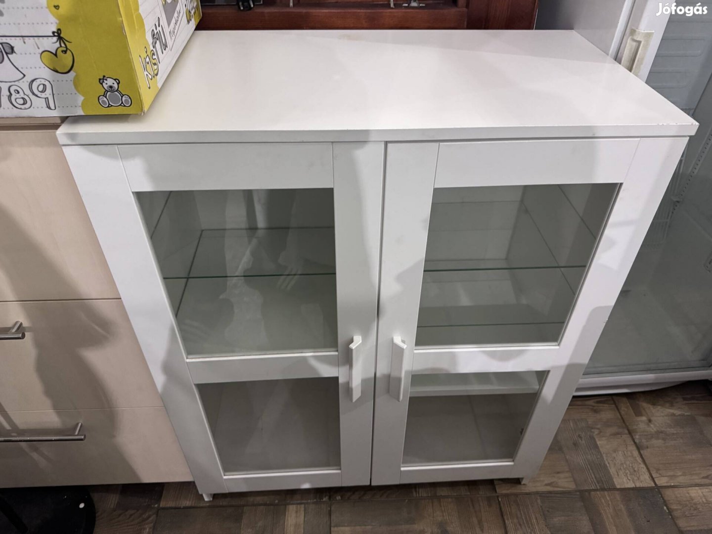 Ikea üvegajtós kis szekrény