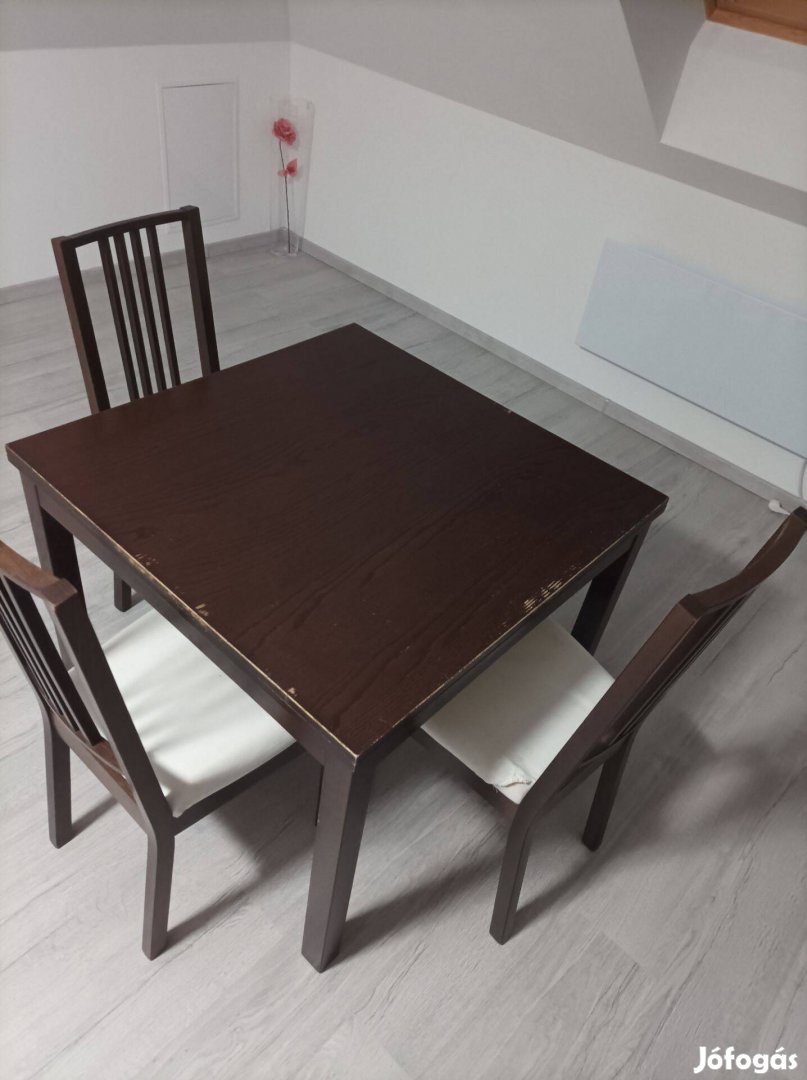 Ikeás asztal székkel és szekrénysor
