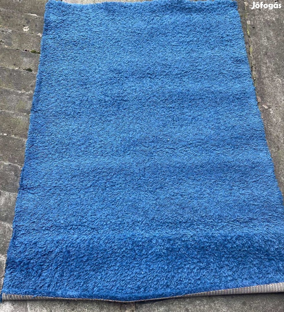 Ikeás kék szőnyeg