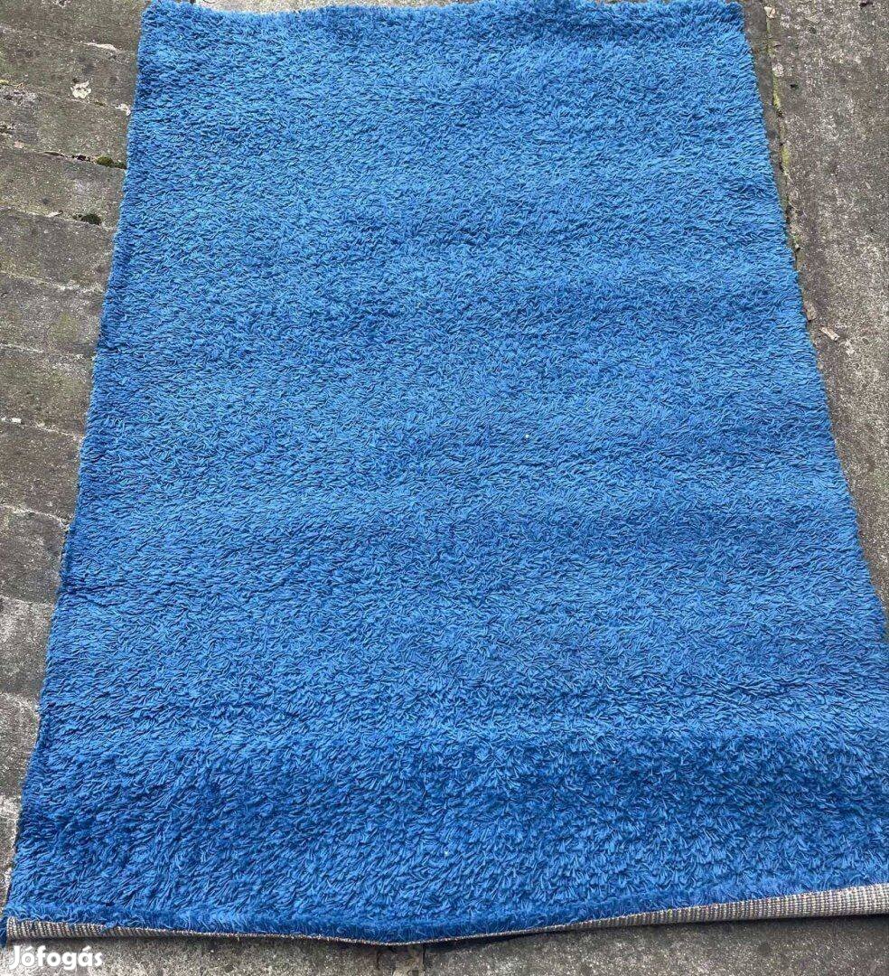 Ikeás kék szőnyeg
