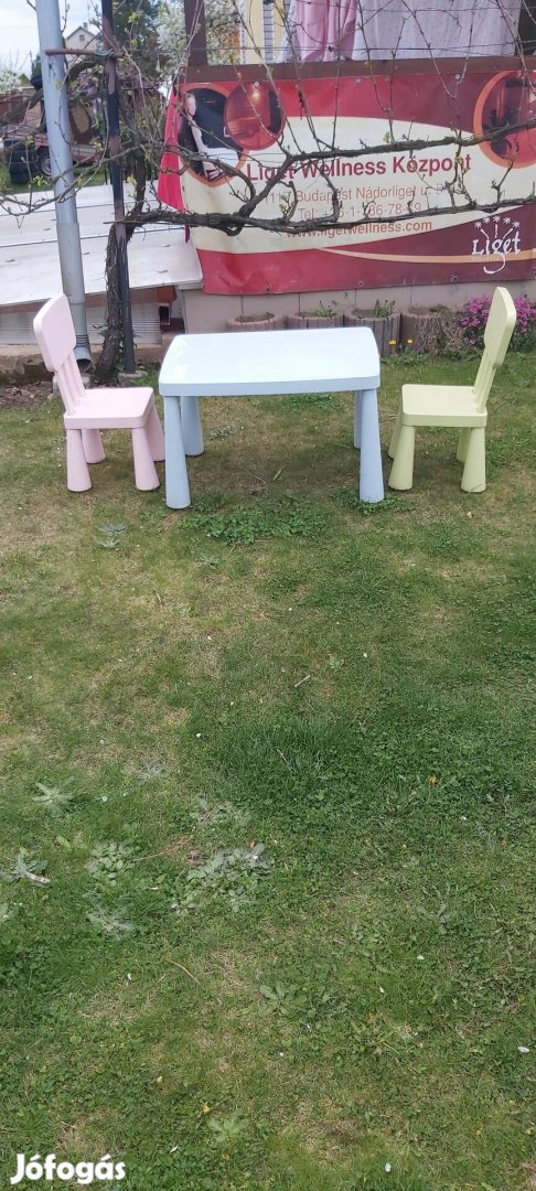 Ikeás müanyag asztal  két db szék