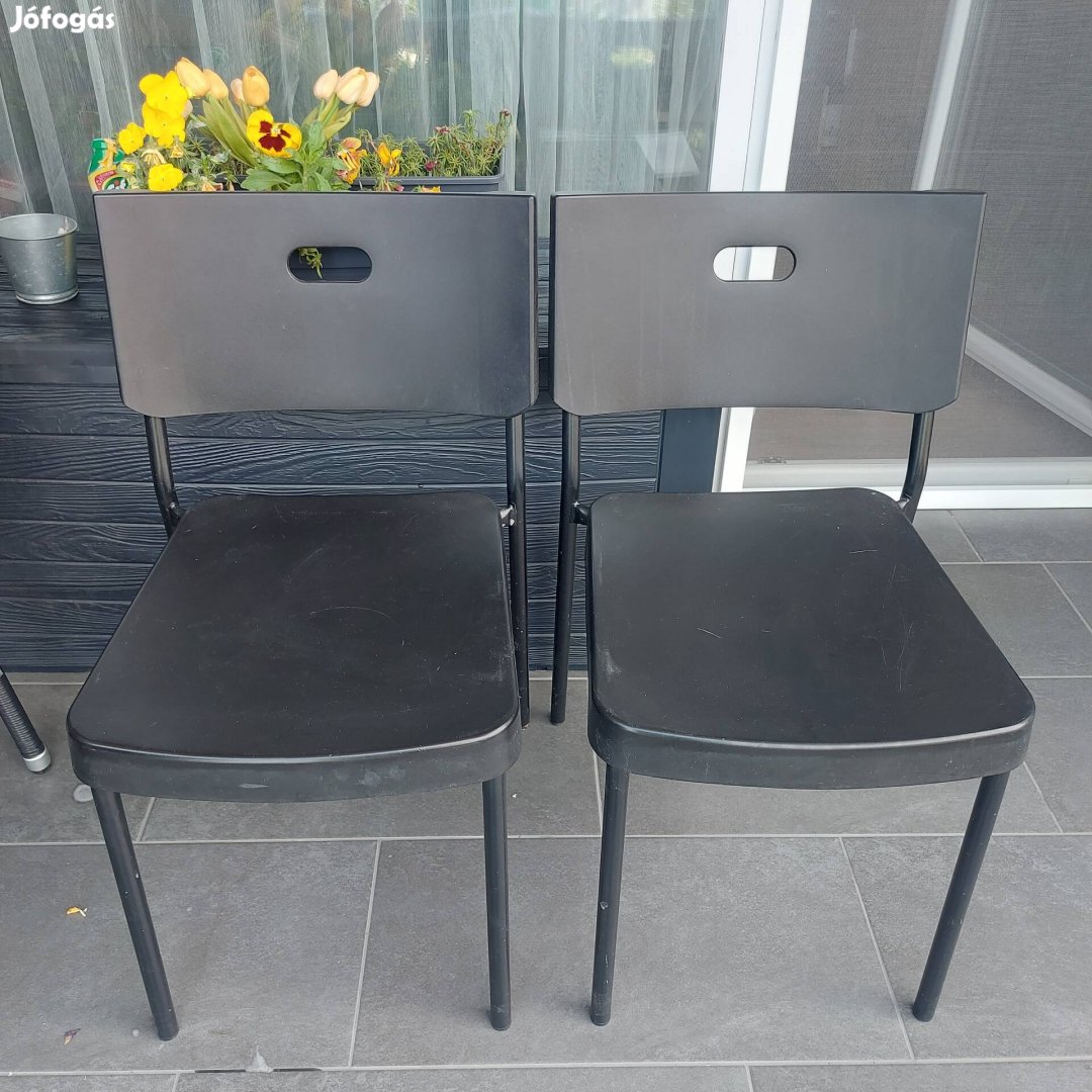 Ikeás műanyag székek
