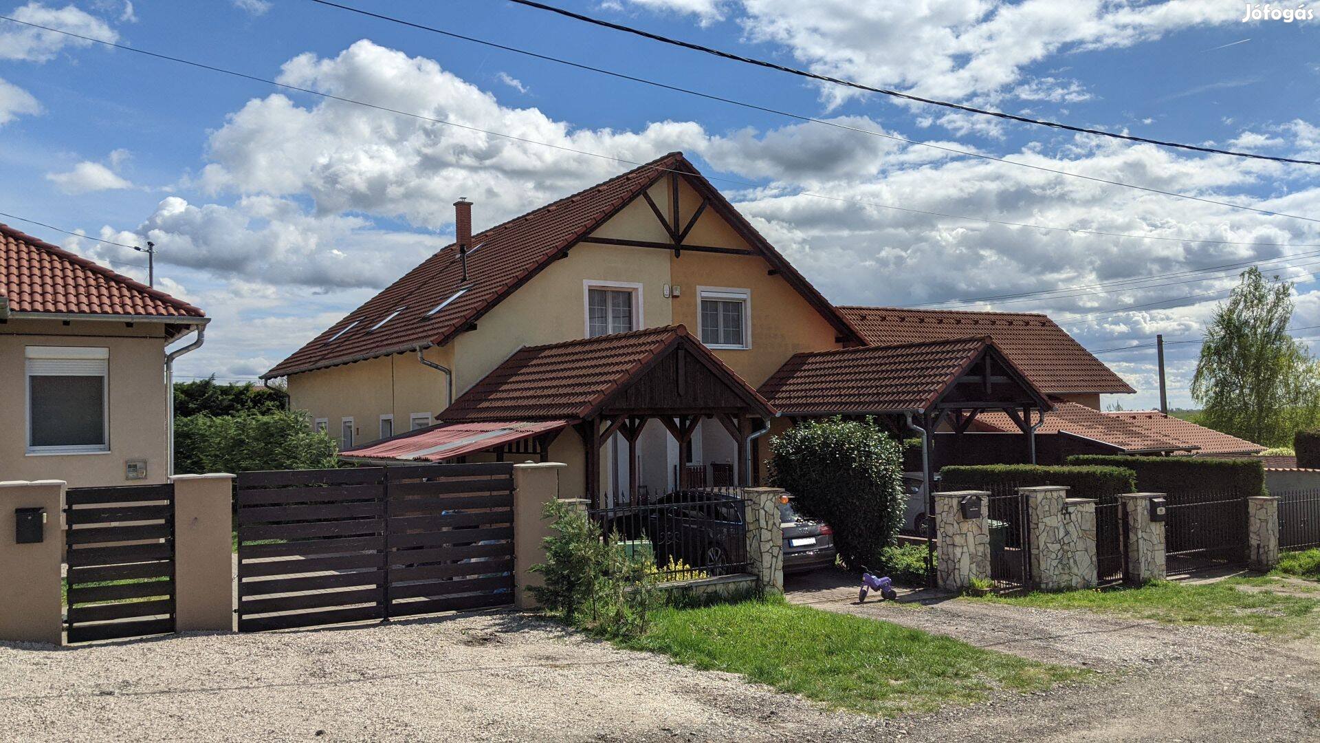 Ikerház Kistarcsán (134nm, 5 szoba, 4 kocsibeálló)