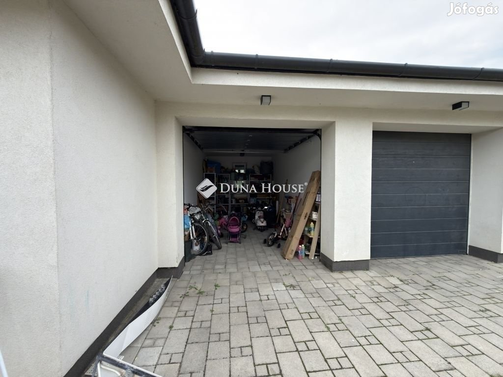 Ikerház eladó Nagytarcsa kedvelt részén