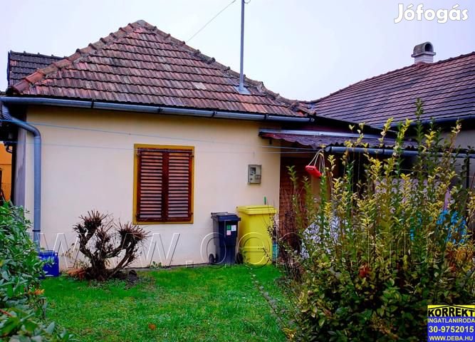 Ikerszerű lakóház, központhoz, Balatonhoz közel, kedvező árban