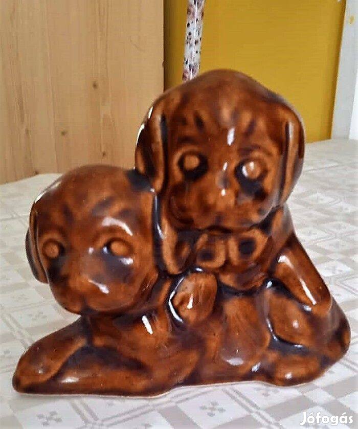 Ikonikus lengyel mázas kerámia kutyák