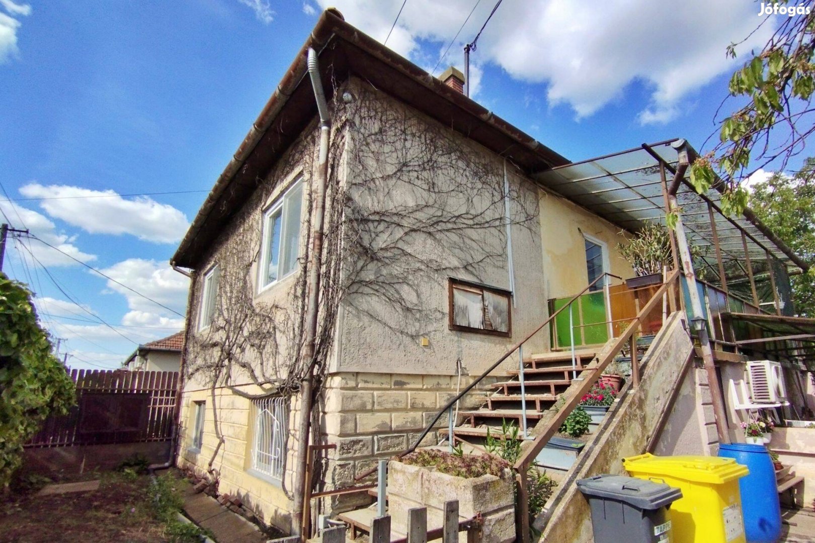 Illyés Gyula utcában 2 szintes, 2 lakásos, részben felújított téglaház