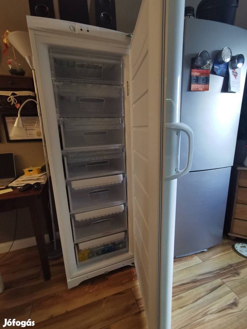 Indesit 270 l álló fagyasztószekrény A+