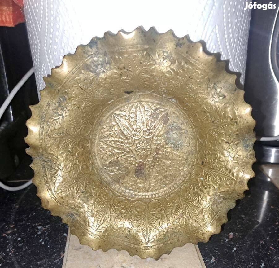 Indiai réz tál ,fodros szélű. ,tömör.Mérete: 13.5 cm