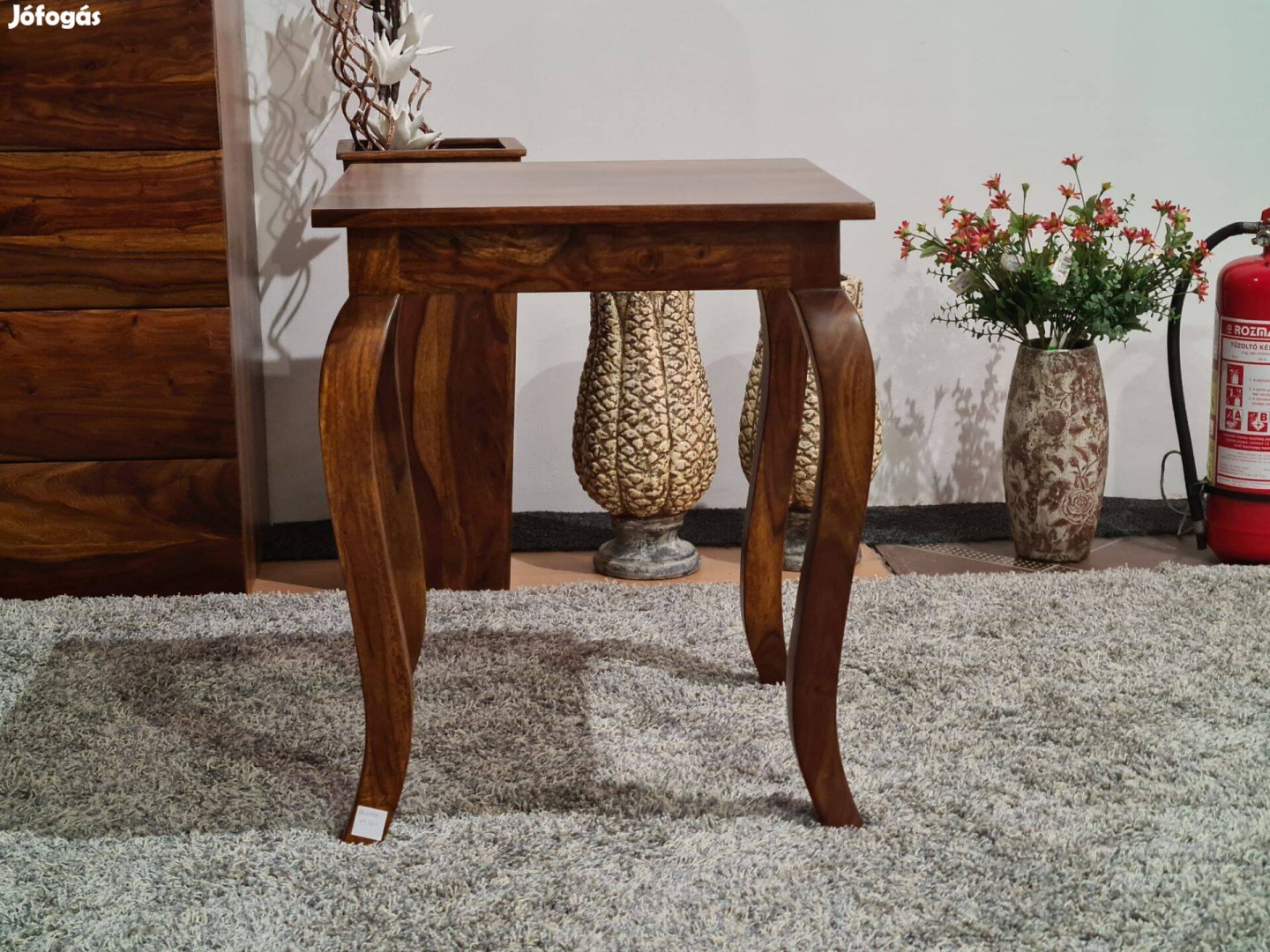 Indiai rózsafa dohányzóasztal íves lábakkal 60 cm