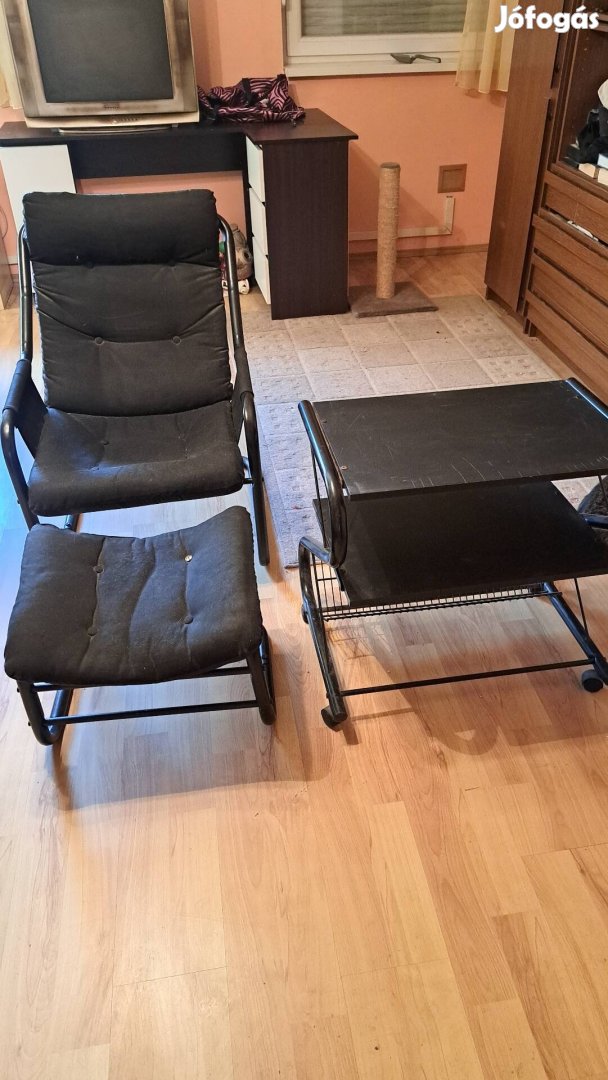 Ingyen elvihető TV állvány és szék lábtartóval.