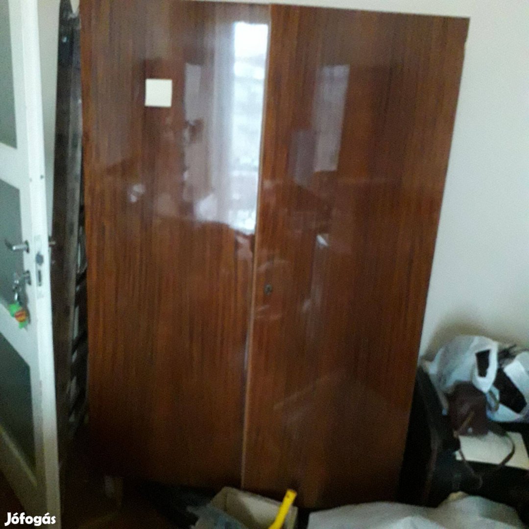Ingyen elvihető akasztós szekrény