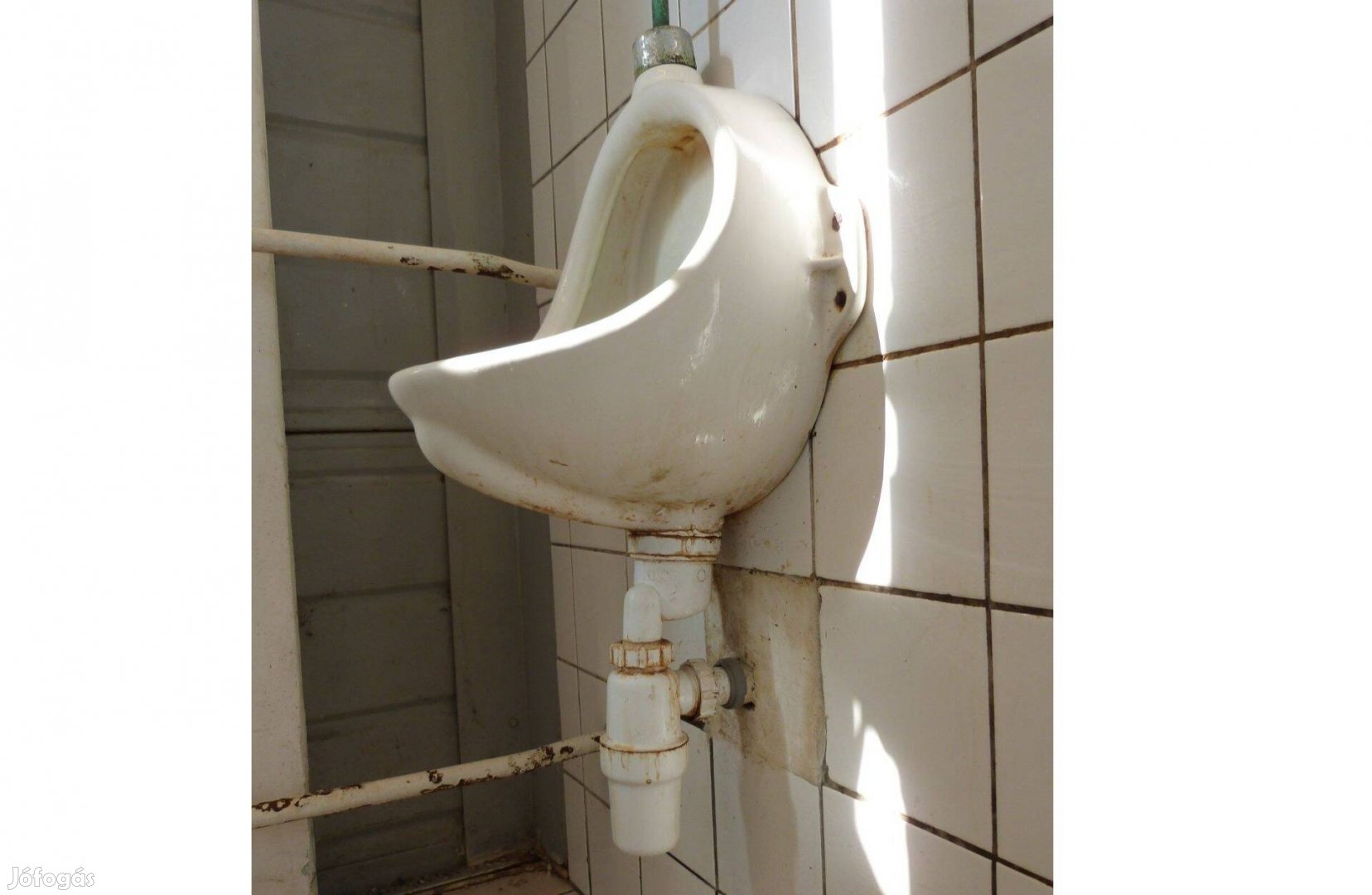 Ingyen elvihető fali piszoár WC