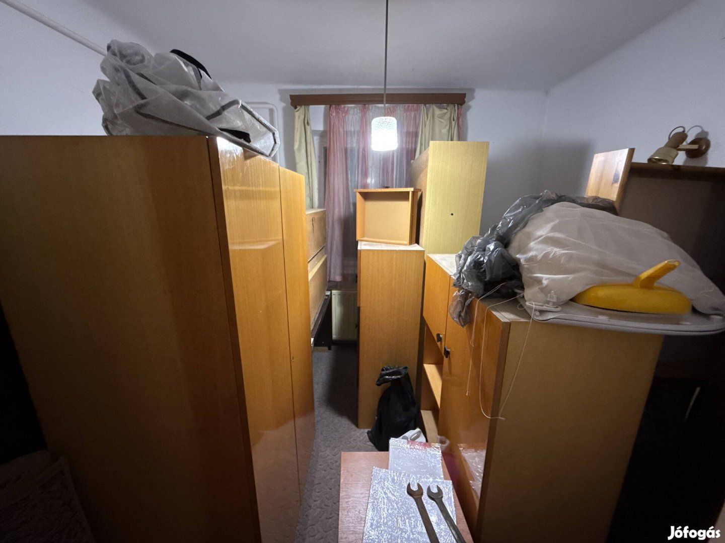 Ingyen elviheto szobabútor és kis kanapé