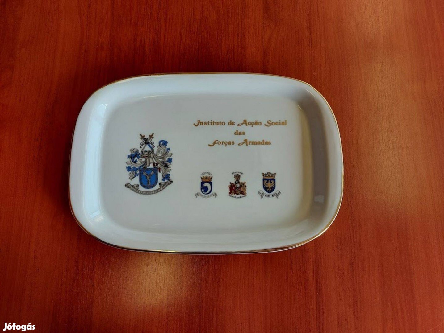 Instituto de Acçáo Social das Forças Armadas porcelántál