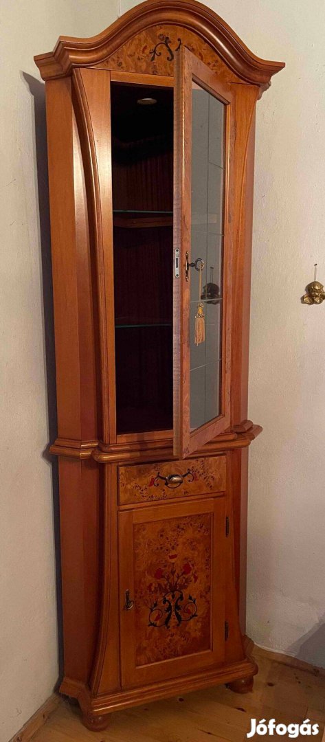 Intarzia berakásos sarokvitrin