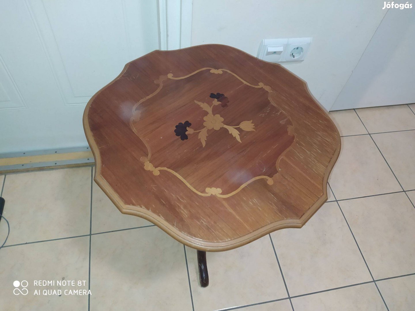 Intarziás kerek fa asztal