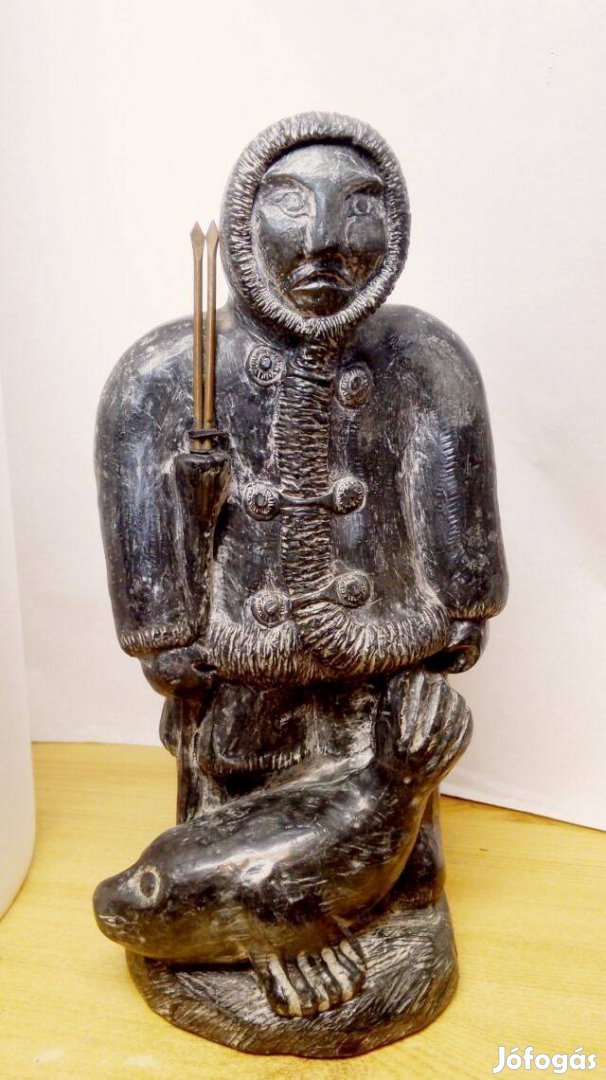 Inuit fókavadász felfegyverkezve, zsákmányával együtt Wolf