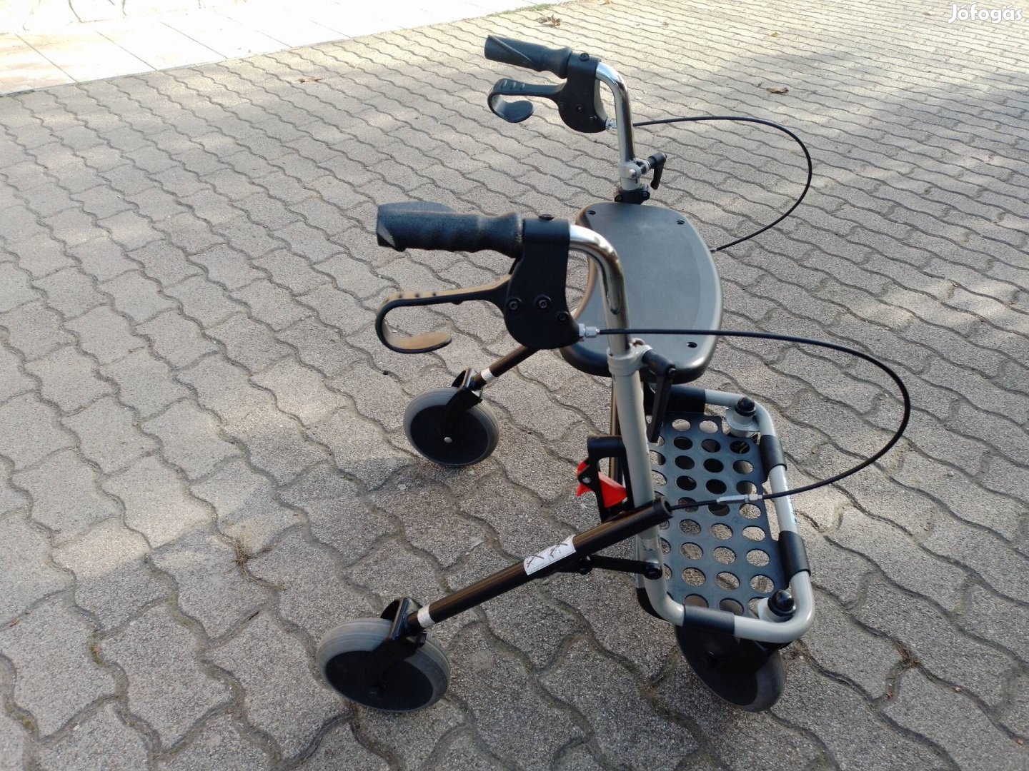 Invacare rollator járássegitö orvosi segédeszköz. 