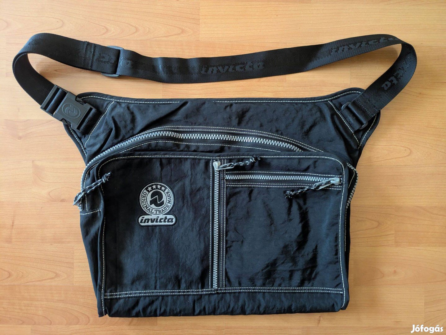 Invicta fekete válltáska oldaltáska