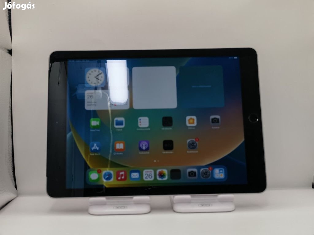 Ipad 5. generáció (repedt érintő, bal felső részen) 32 GB