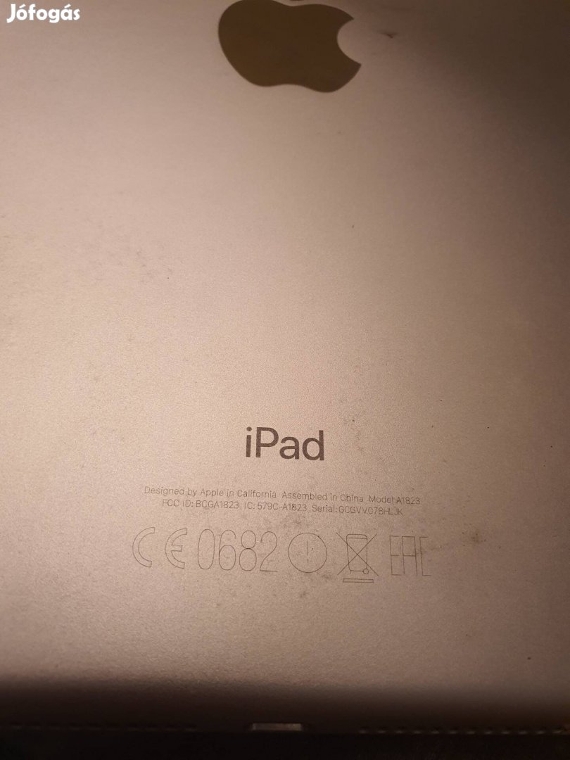 Ipad 9.7 Tokkal, ceruzával,képernyőn szürke pontok 