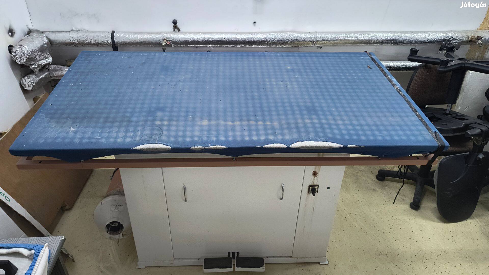 Ipari gőzölős vasalóasztal - textiláruhoz