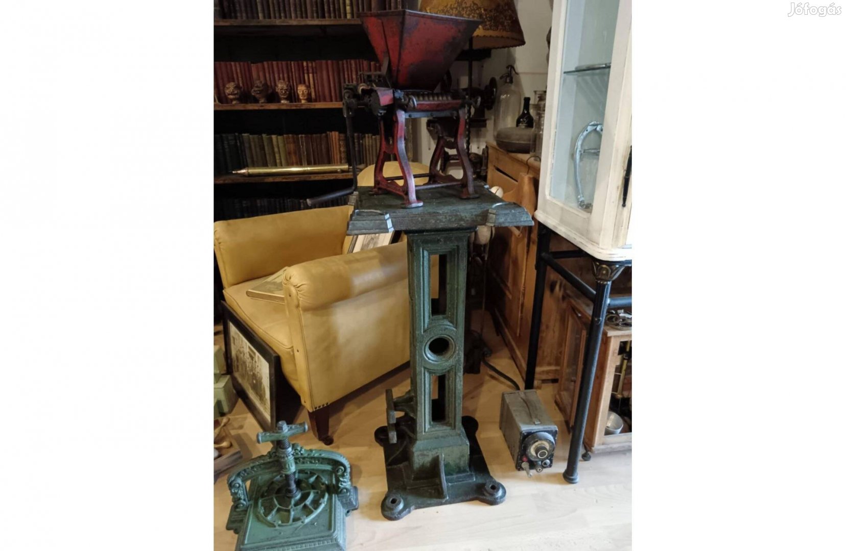 Iparis stílusú posztamens, antik vas alapzat, talán valamilyen gépláb,