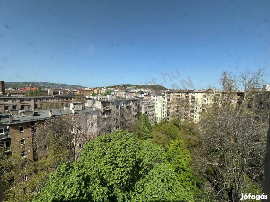 Irinyi József utcában klímás, felújított, panorámás tetőtéri lakás.