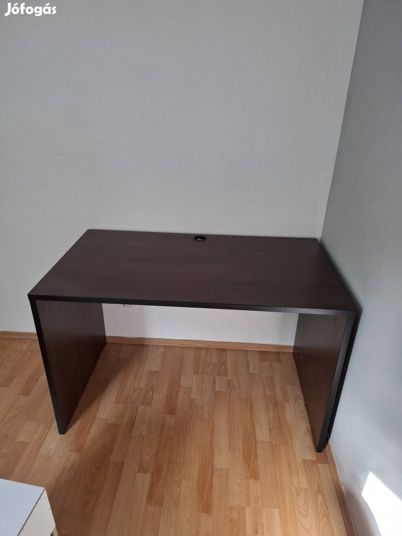 Íróasztal 120x67cm,75cm magas.