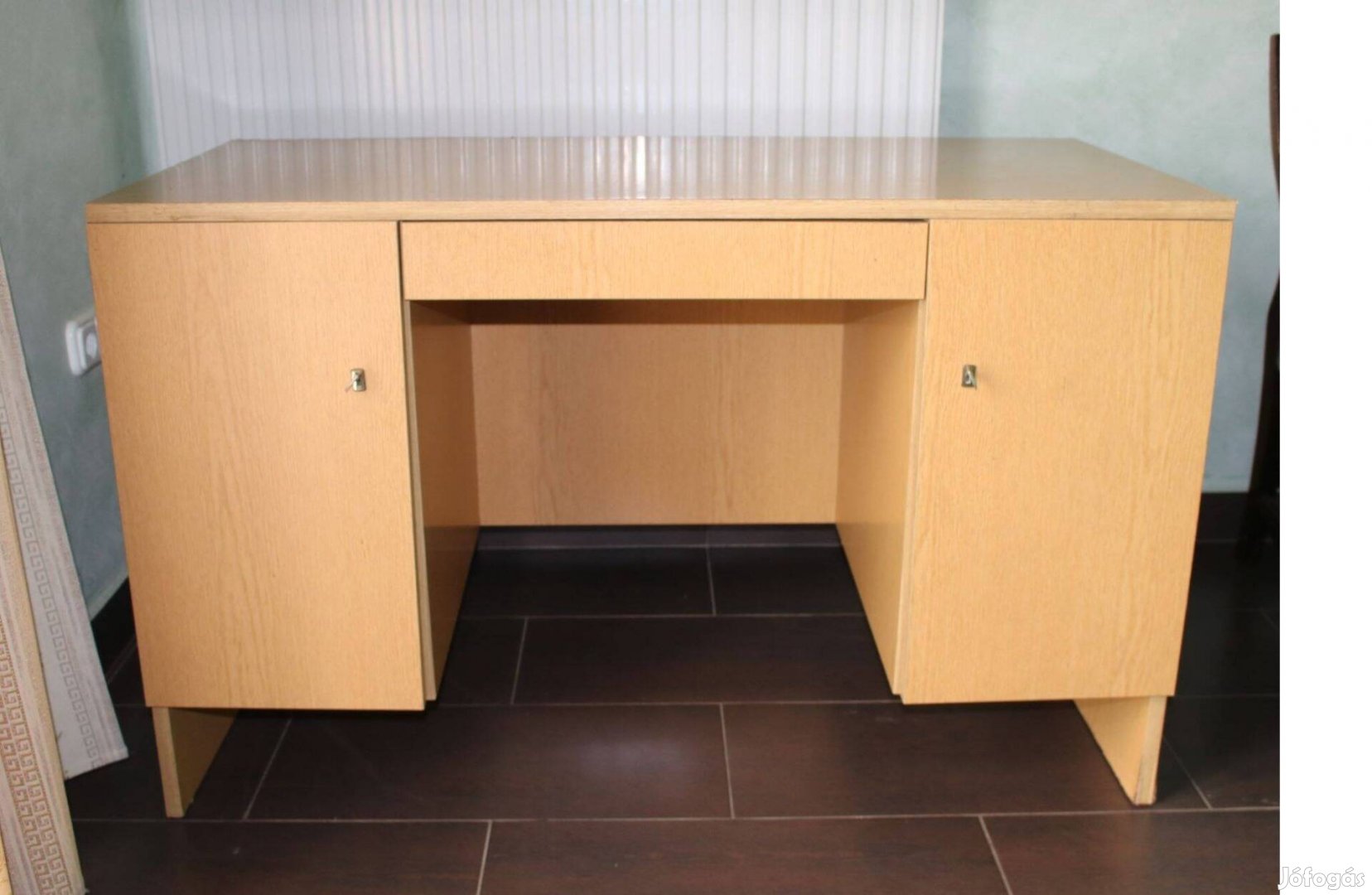 Íróasztal 9 fiókkal,zárható ajtókkal ,kulccsal, jó pakolással