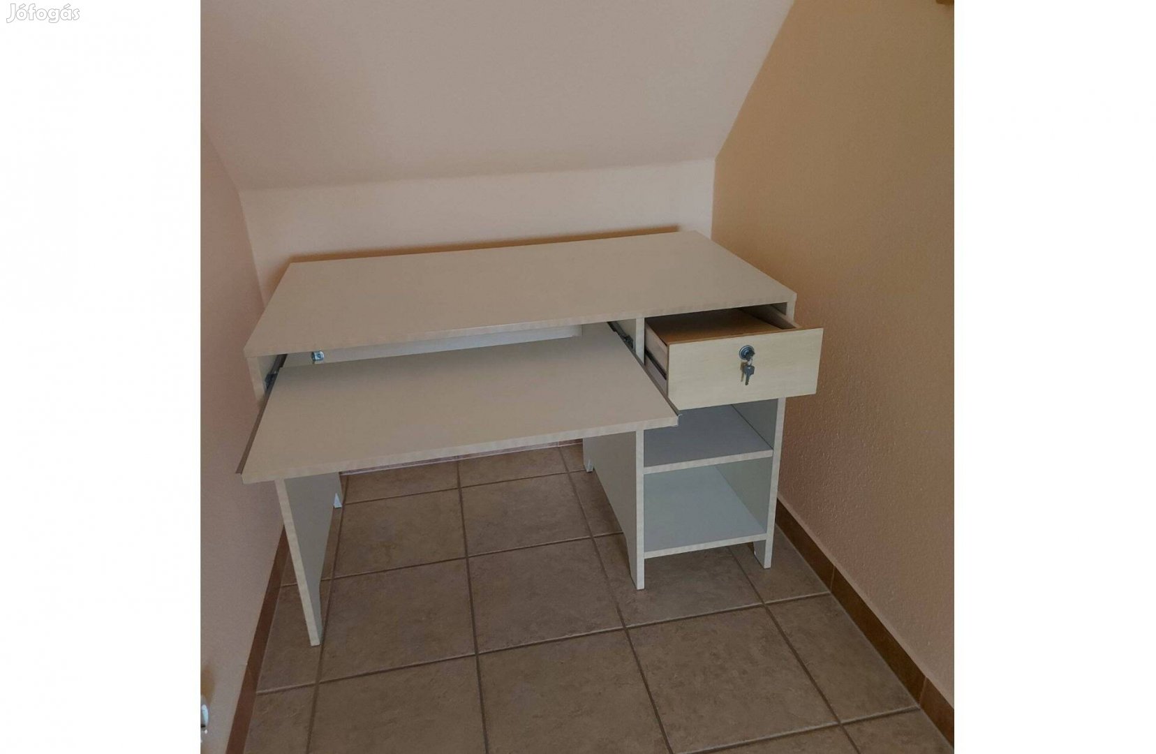 Íróasztal. (IKEA)