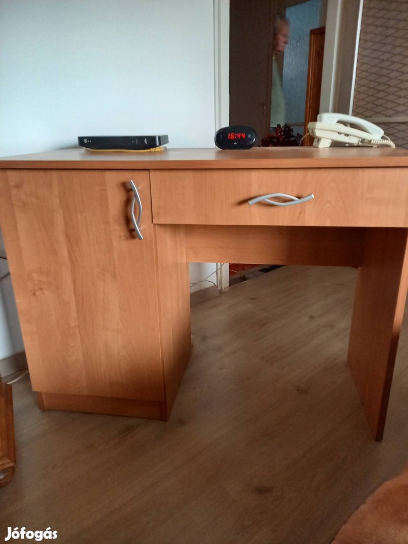Íróasztal, számítógép asztal