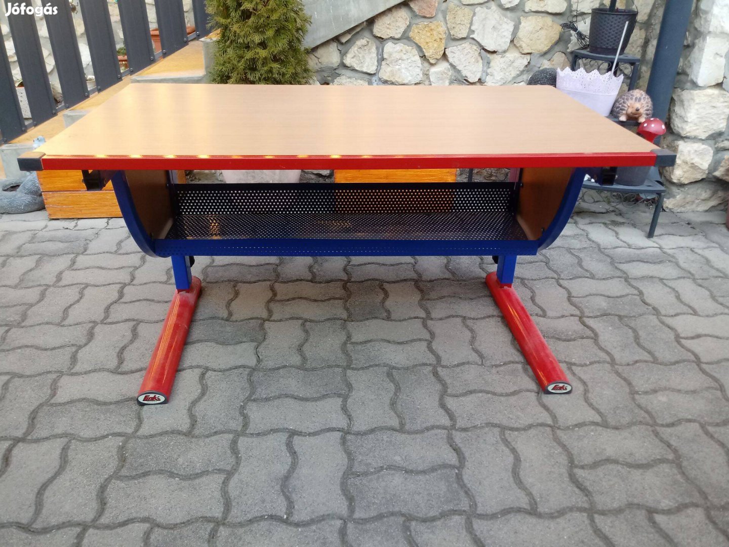 Íróasztal dönthető tetővel