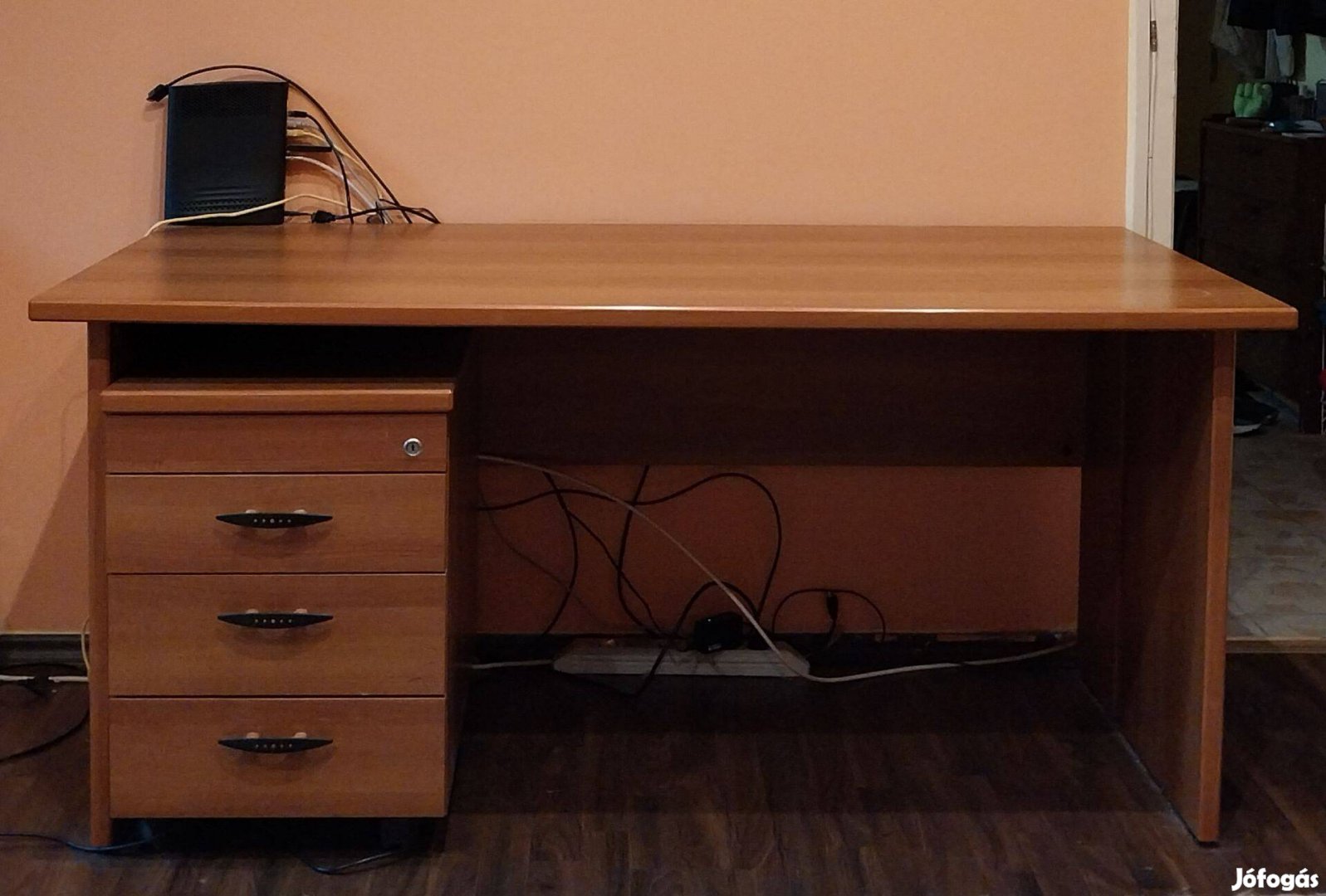 Íróasztal és fiókos görgős tároló