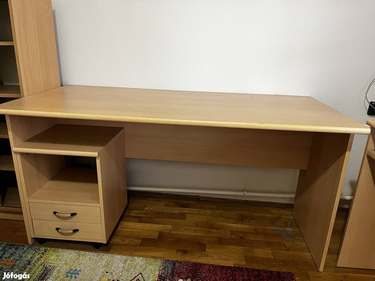 Íróasztal fiókos szekrénnyel