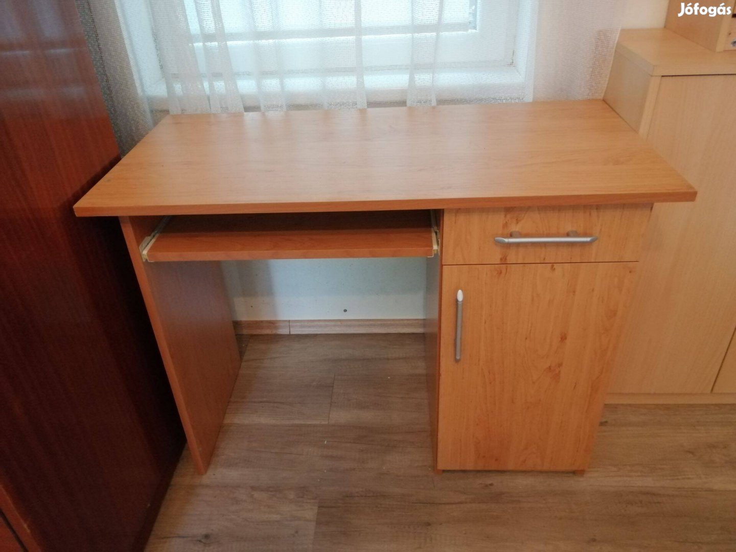 Iróasztal kis méretű, tanuláshoz