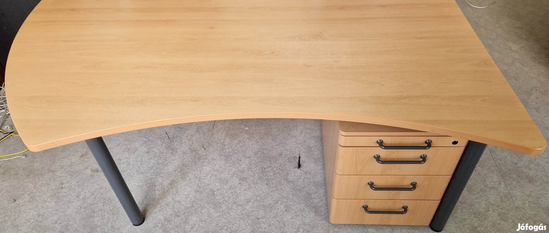 Íróasztal nagyméretű méretű gurítható fiókos kisszekrénnyel