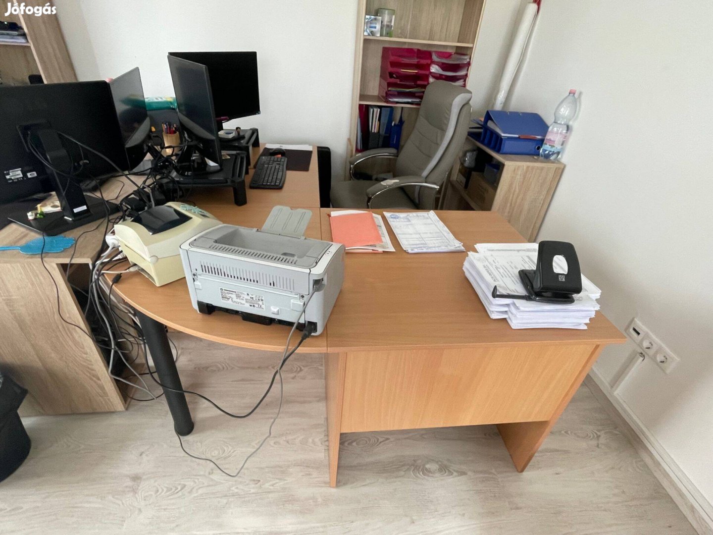 Íróasztal óriás munkafelülettel L-alakú félköríves